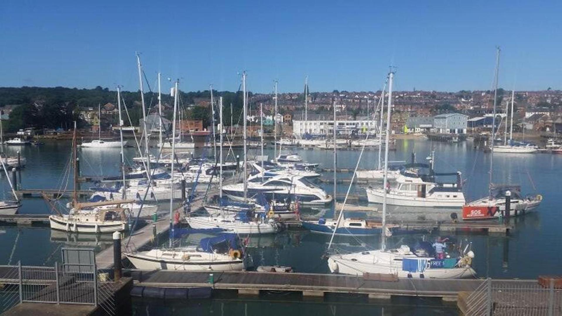 Marina View South Facing Balcony Sunny Apartment East Cowes Exterior foto